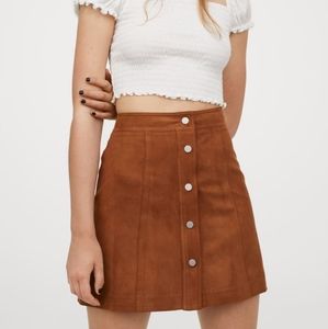 NWT: Short skirt with a high waist and buttons